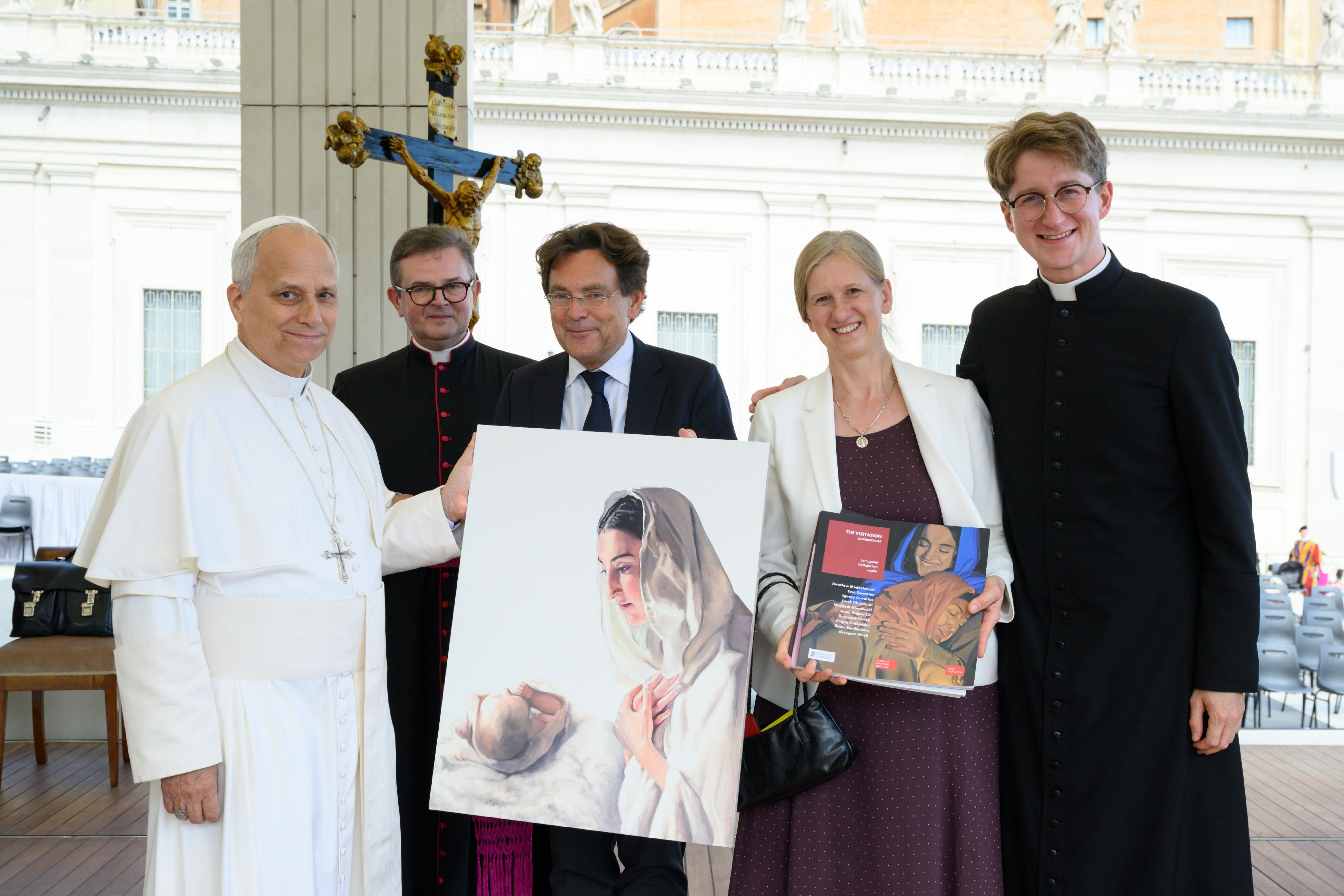 Group of people presenting awards or works of art