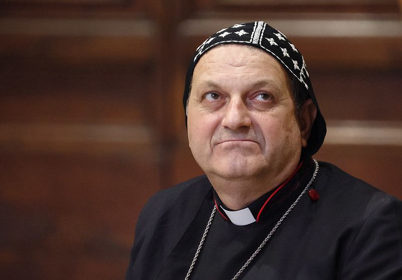 Portret Mons. Jacques Mourad w stroju duchownym