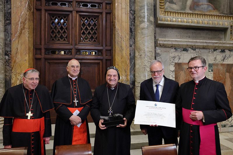 Mons. Jacques Mourad podczas ceremonii wręczenia nagrody z innymi dostojnikami